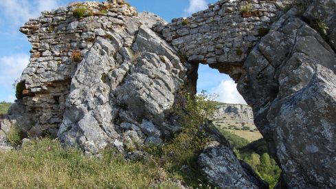Valdepielago, restos del castillo de Aviados. Valdepielago, restos del castillo de Aviados.