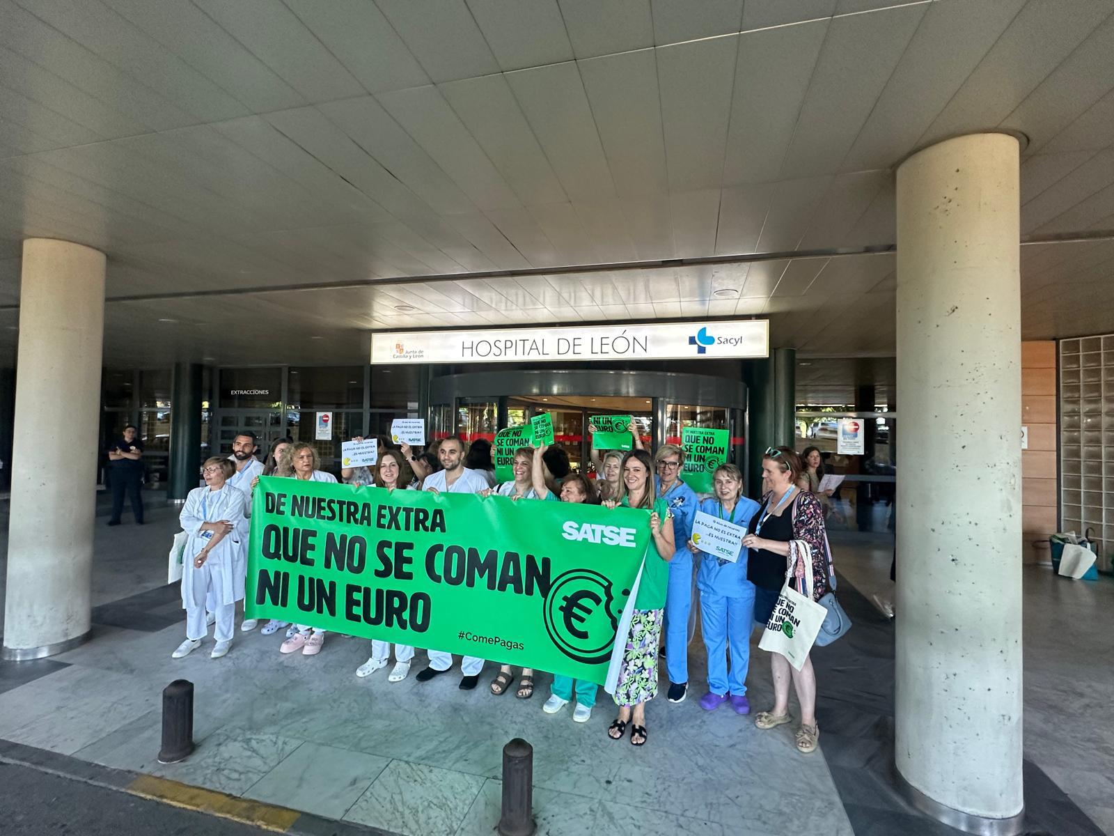 Enfermeras y fisioterapeutas se manifiestan en el Hospital de León. | L.N.C. Enfermeras y fisioterapeutas se manifiestan en el Hospital de León. | L.N.C.