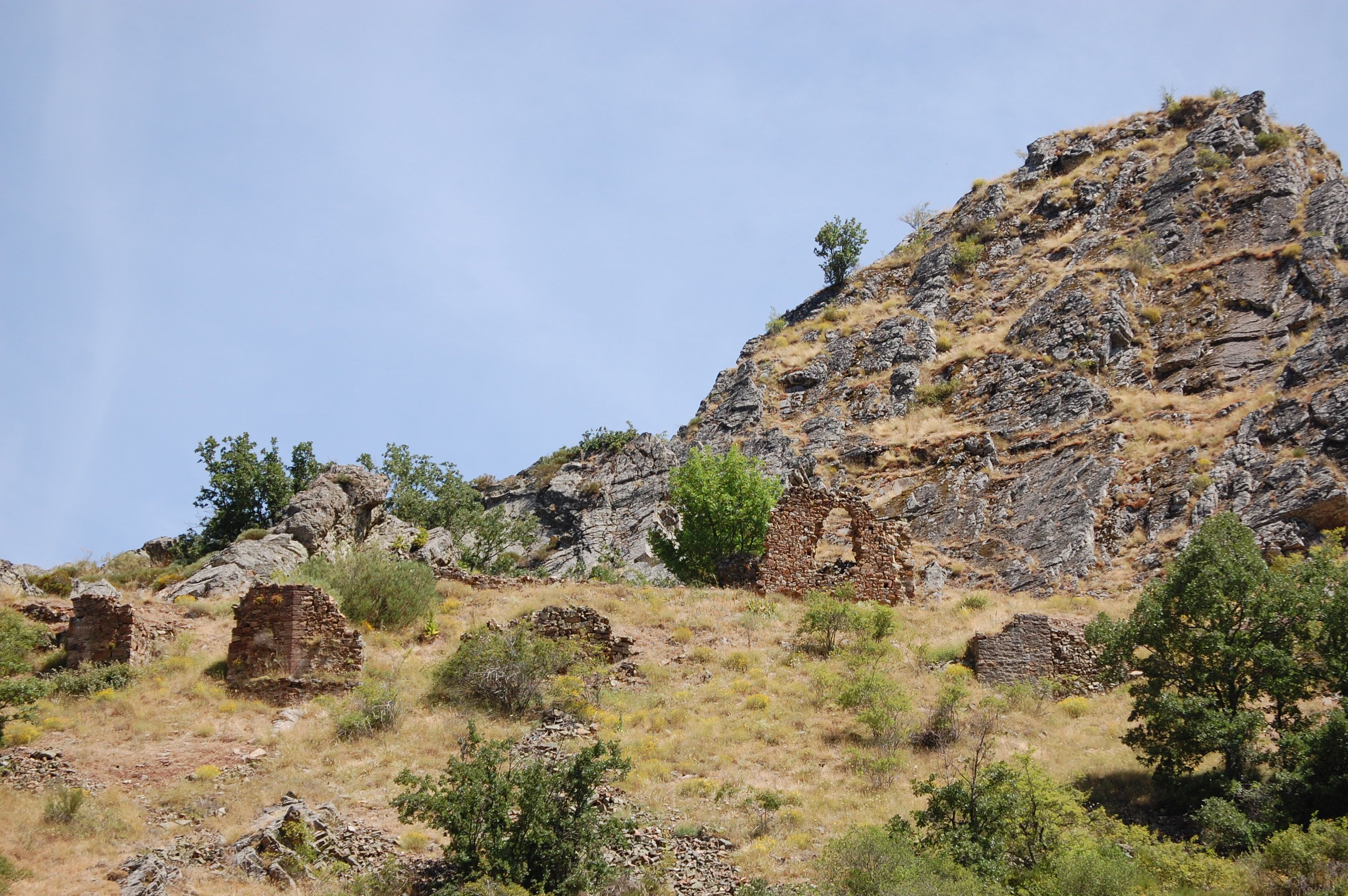 Restos del Castillo de Montuerto, que guardaba el paso hacia el puerto de Vegarada. | AYTO. VALDEPIÉLAGO
