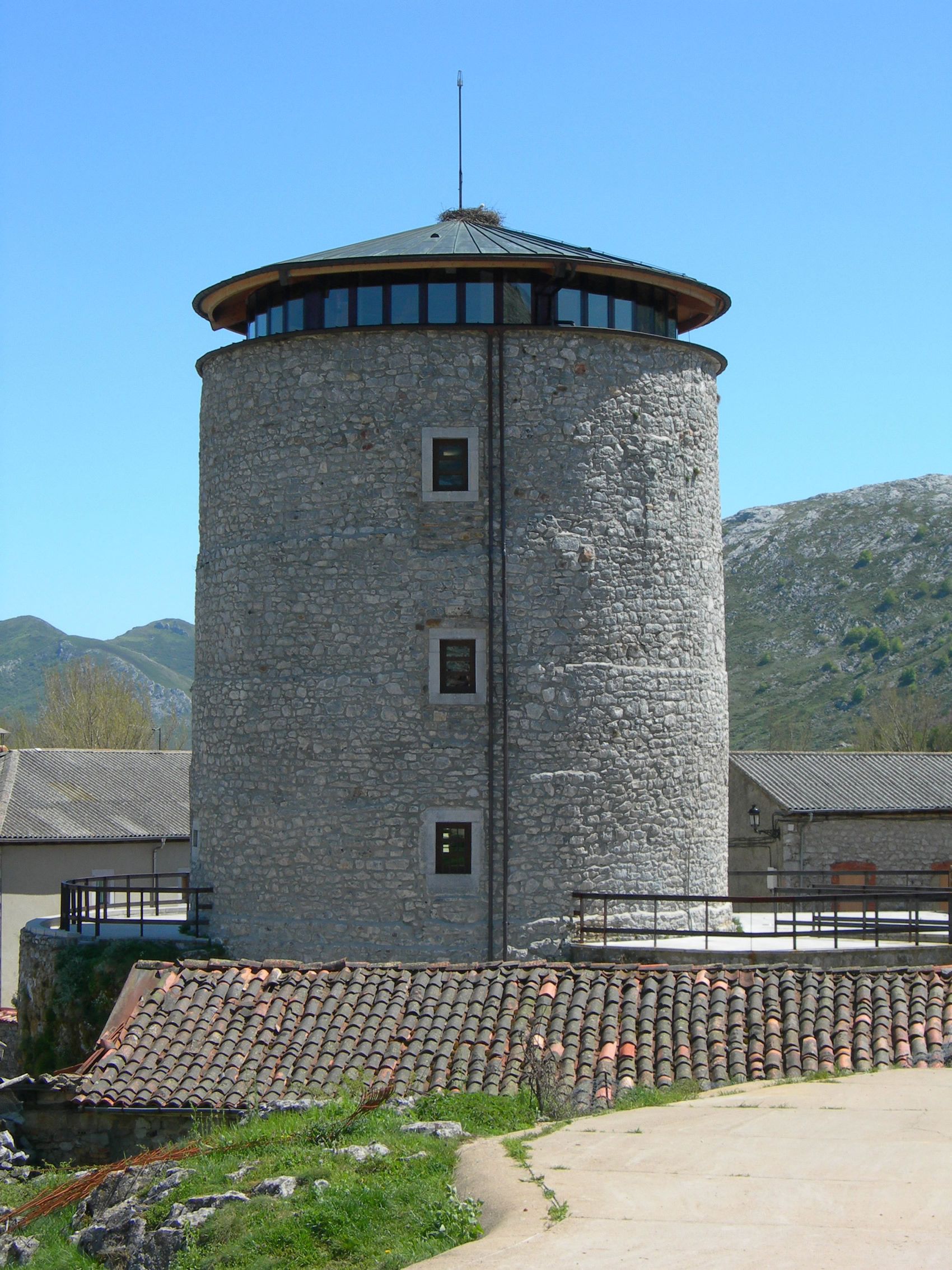 Cilíndrico, consta de tres plantas y tiene ocho metros de diámetro.| FUNDACÓN PATRIMONIO NATURAL