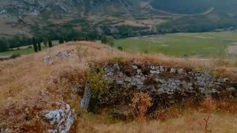 Lillo, en Redipollos se erigió un bastión de planta cuadrangular con adarve de mampostería Lillo, en Redipollos se erigió un bastión de planta cuadrangular con adarve de mampostería