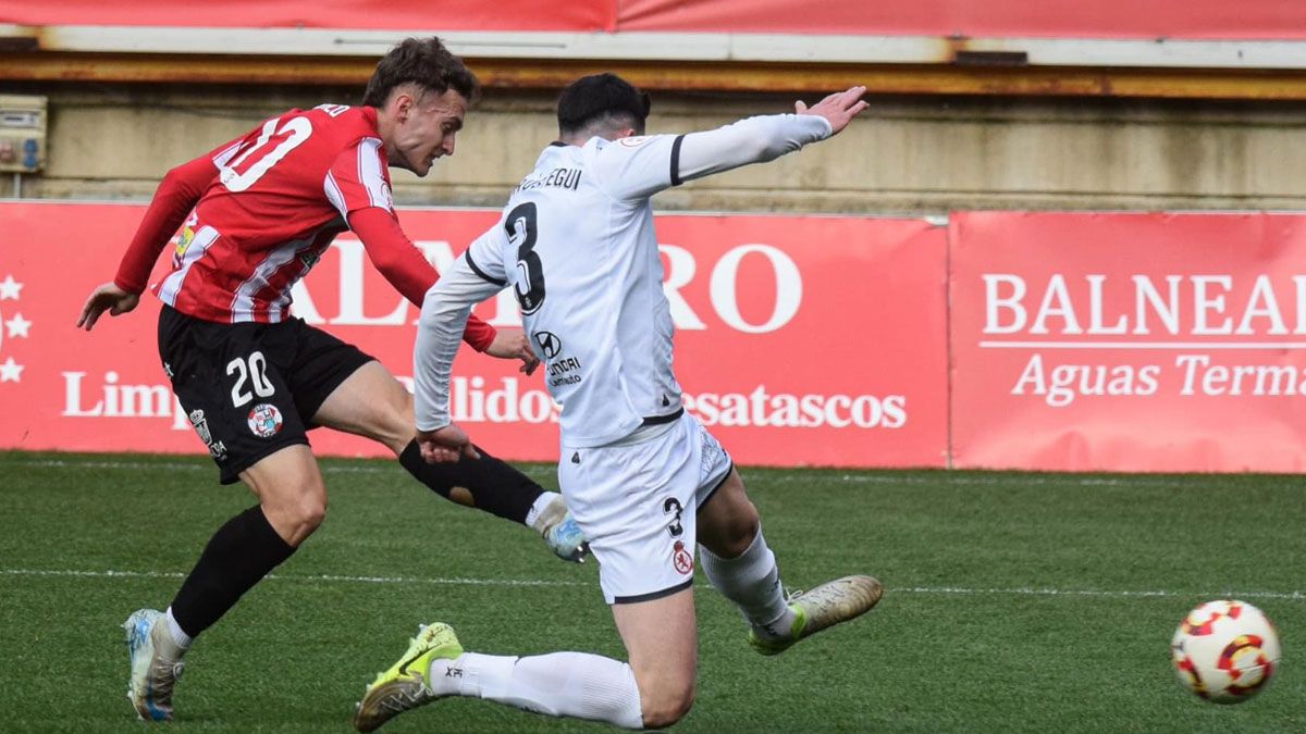 Tresaco dispara ante la defensa de Satrústegui durante el Zamora-Cultural. | ZAMORA