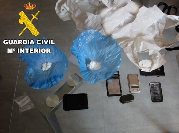 Droga y objetos incautados por la Guardia Civil. | GUARDIA CIVIL 