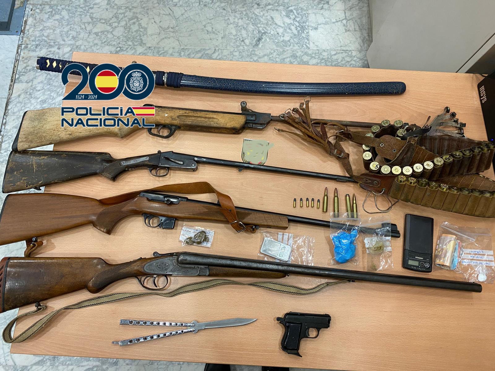 El detenido tenía armas blancas, escopetas de caza y drogas. | POLICÍA NACIONAL