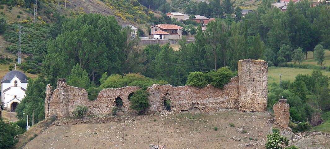 Vista del Castillo de Benar, que fue punto de control, calabozo y fortaleza.| ASOCIACIÓN ESPAÑOLA DE AMIGOS DE LOS CASTILLOS