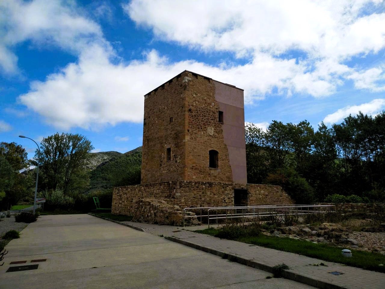 La torre de los Tovar fue construida a finales del siglo XIV con la creación del señorío de Tierra de la Reina.
