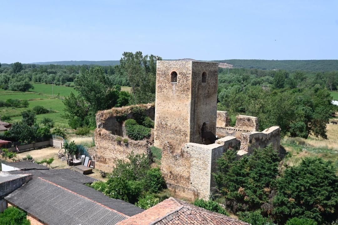 Imponente vista del Castillo de Villapadierna, en la localidad del mismo nombre. | SAÚL ARÉN