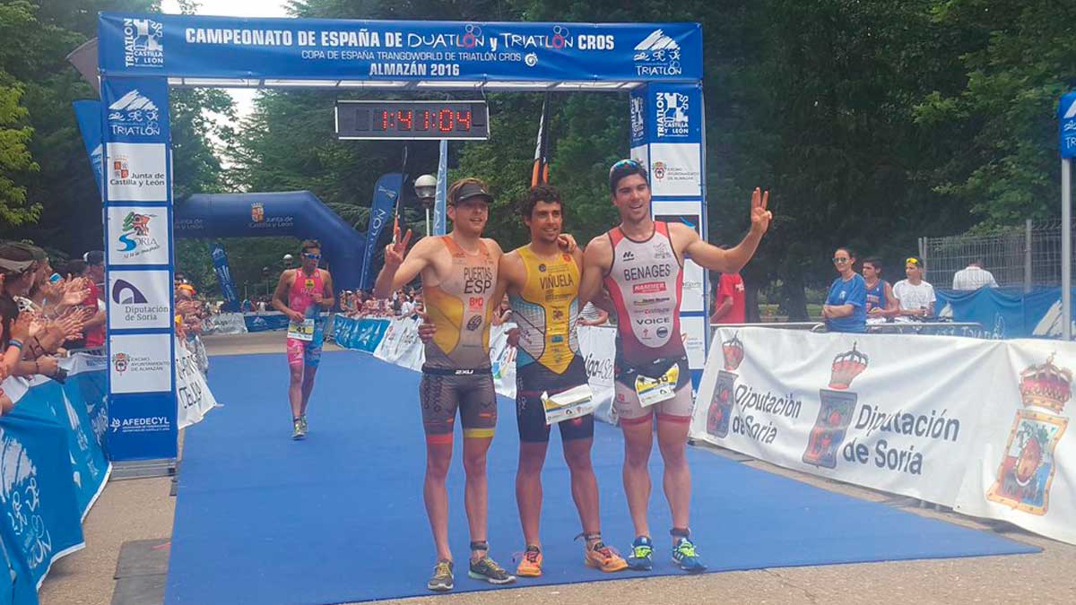 Kevin Viñuela, en el centro, se proclamó campeón de España. | FETRI