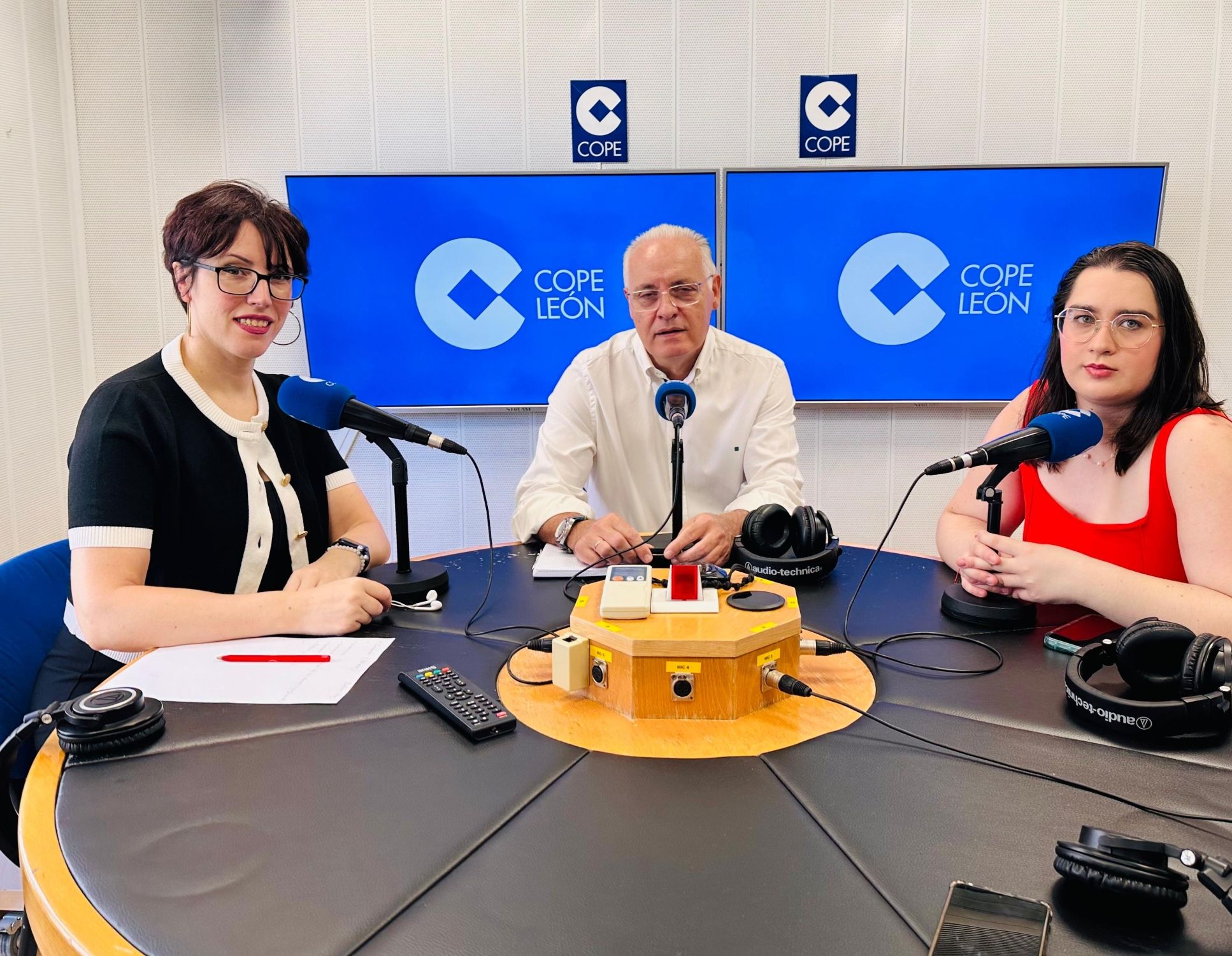 Javier Menéndez, gerente Óptica Europa, en el programa Entre Nosotras| L.N.C. Javier Menéndez, gerente Óptica Europa, en el programa Entre Nosotras| L.N.C.