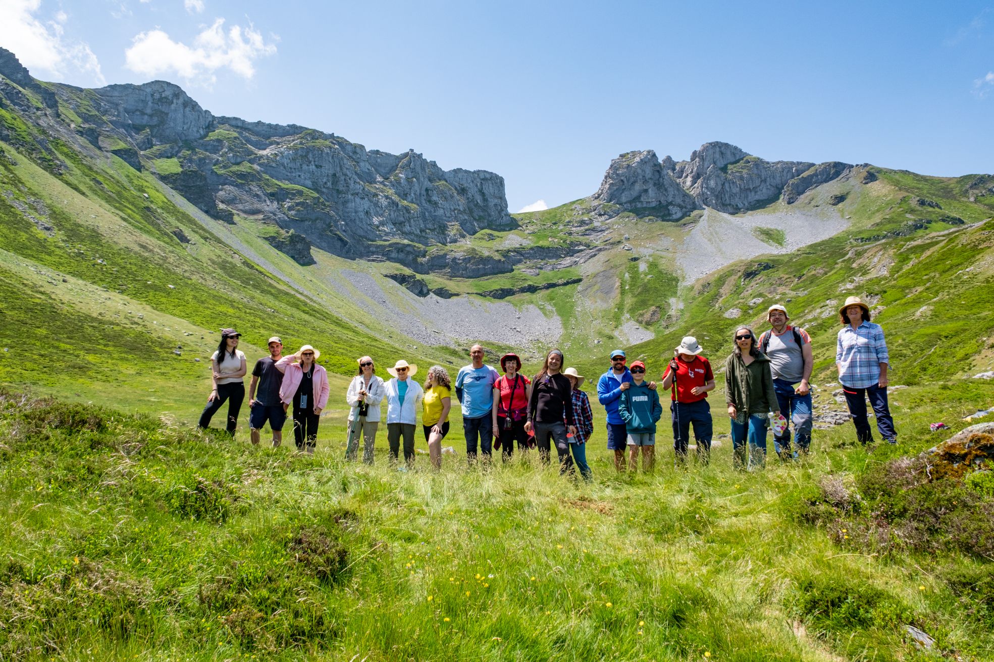 Foto de grupo ante el circo glaciar. | VICENTE GARCÍA