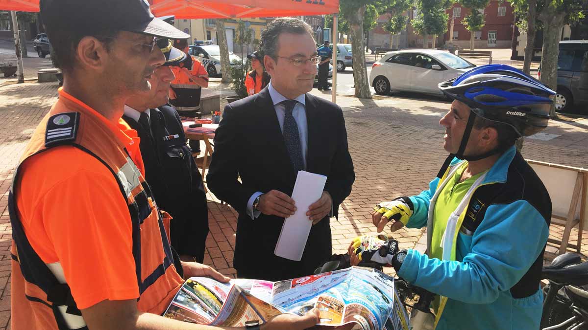 En el centro, el concejal de Seguridad y Movilidad del Ayuntamiento de León, Fernando Salguero.