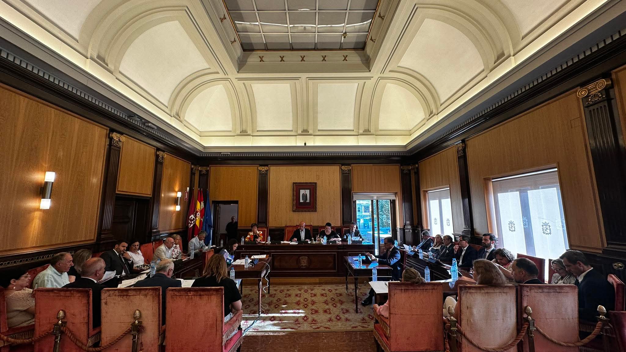 Un instante de la sesión plenaria celebrada este viernes en San Marcelo .| LNC