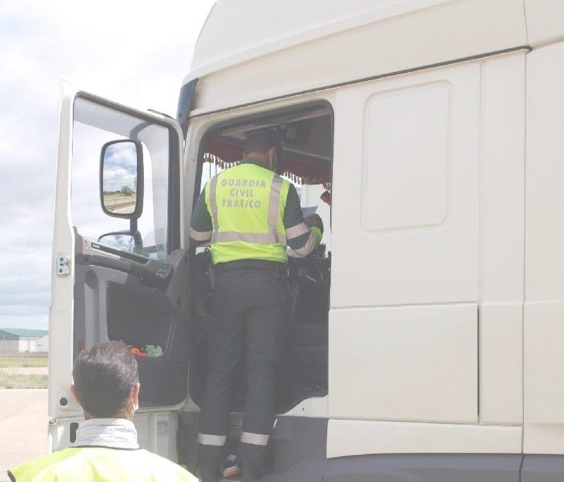 La Guardia Civil solicita información a un conductor profesional. |  GUARDIA CIVIL