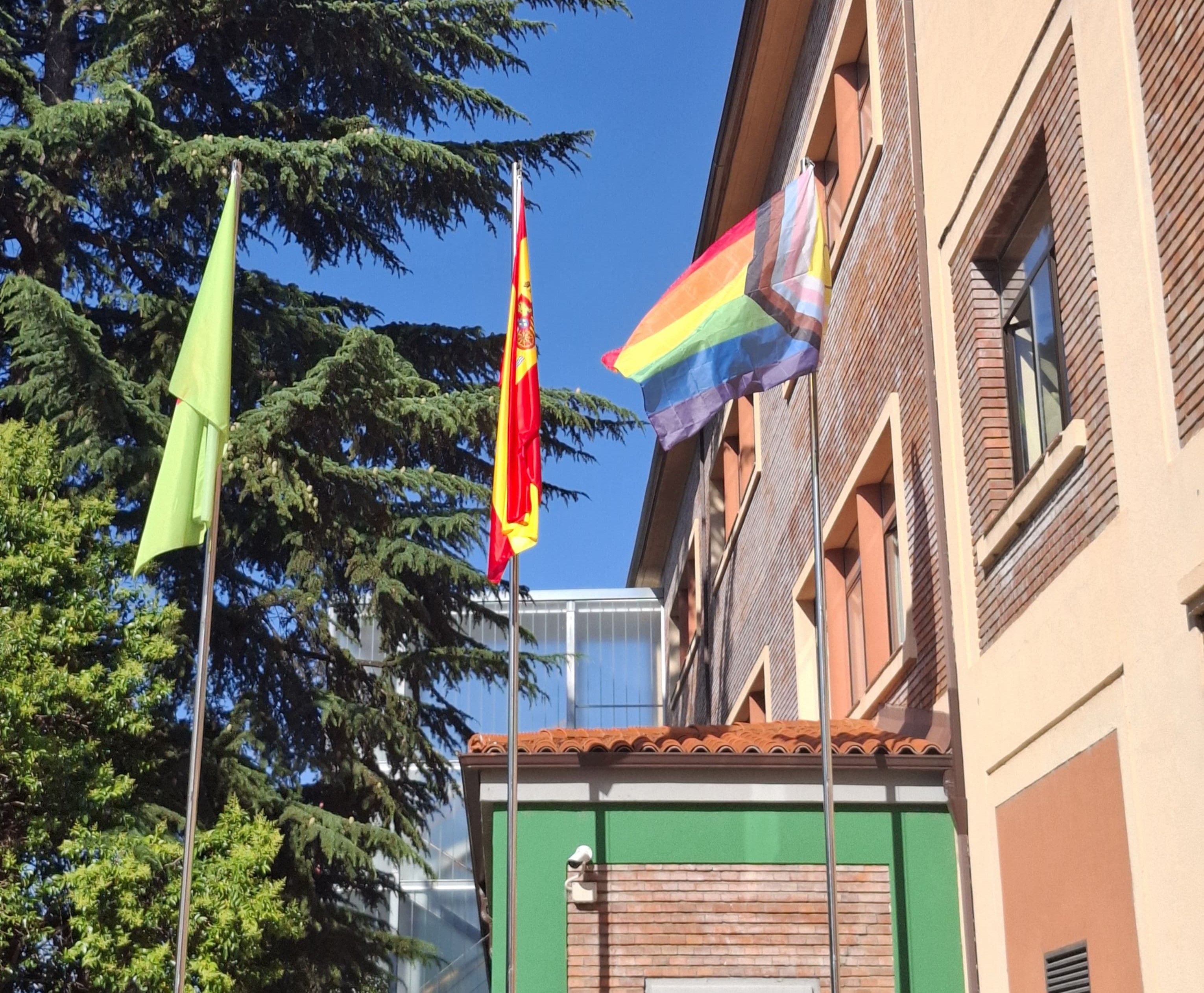 La bandera LGTBI ondea en el Rectorado de la Universidad de León. | L.N.C.