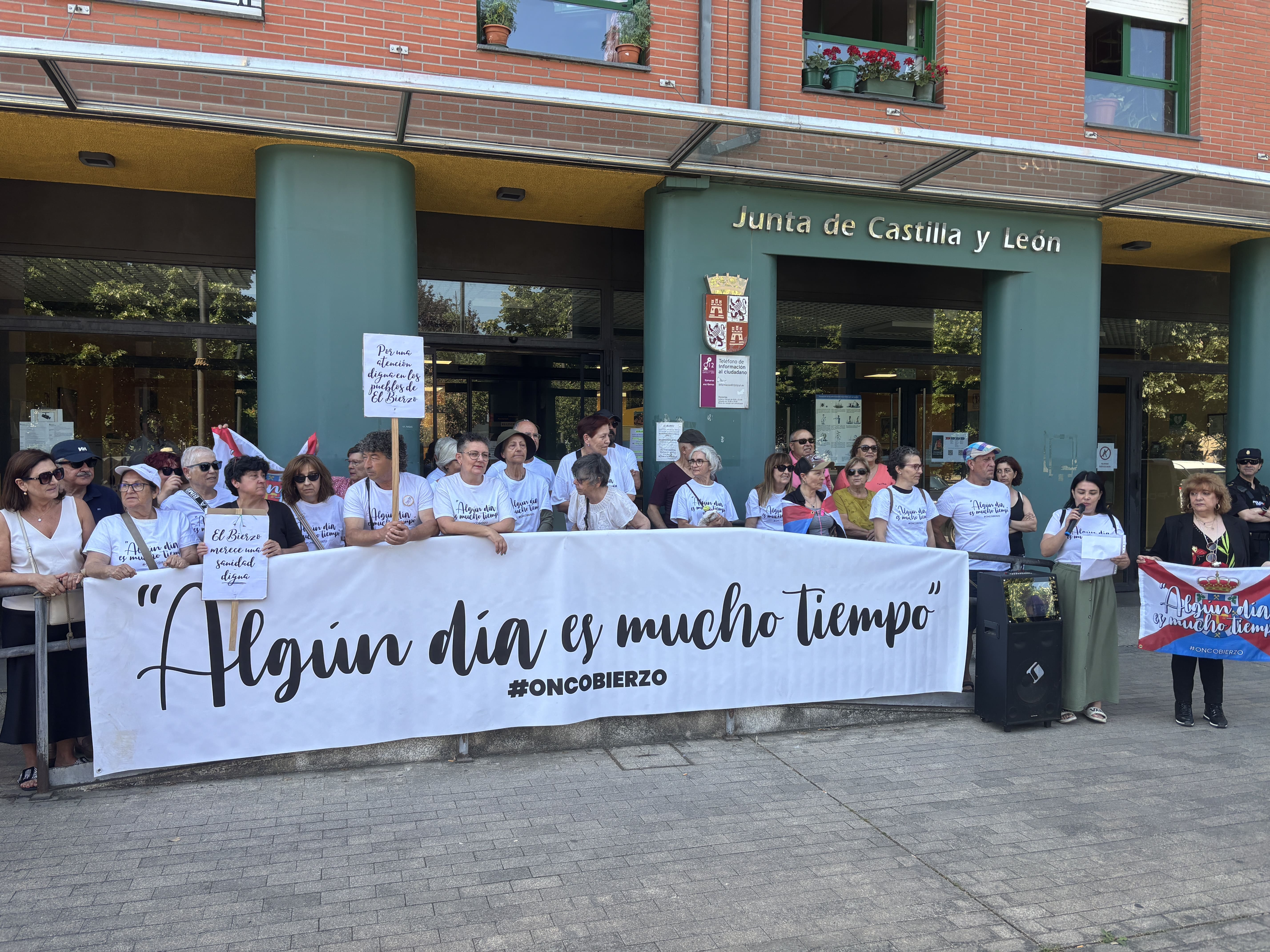 Concentración de Oncobierzo frente a la sede de la Junta en Ponferrada. | J.F. Concentración de Oncobierzo frente a la sede de la Junta en Ponferrada. | J.F.