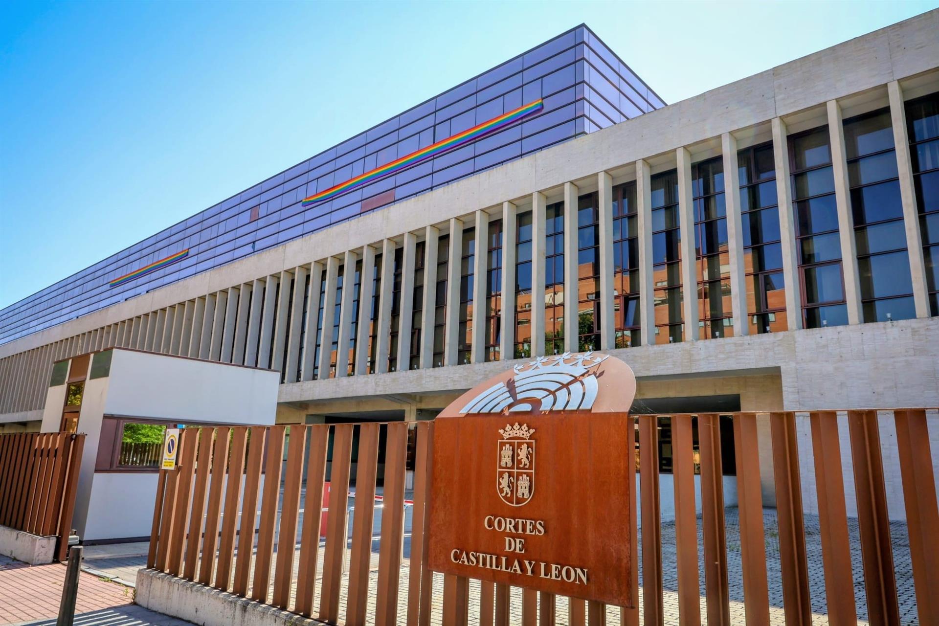 Bandera LGTBI en las Cortes de Castilla y León, colgada por el PSOE. | PSOE