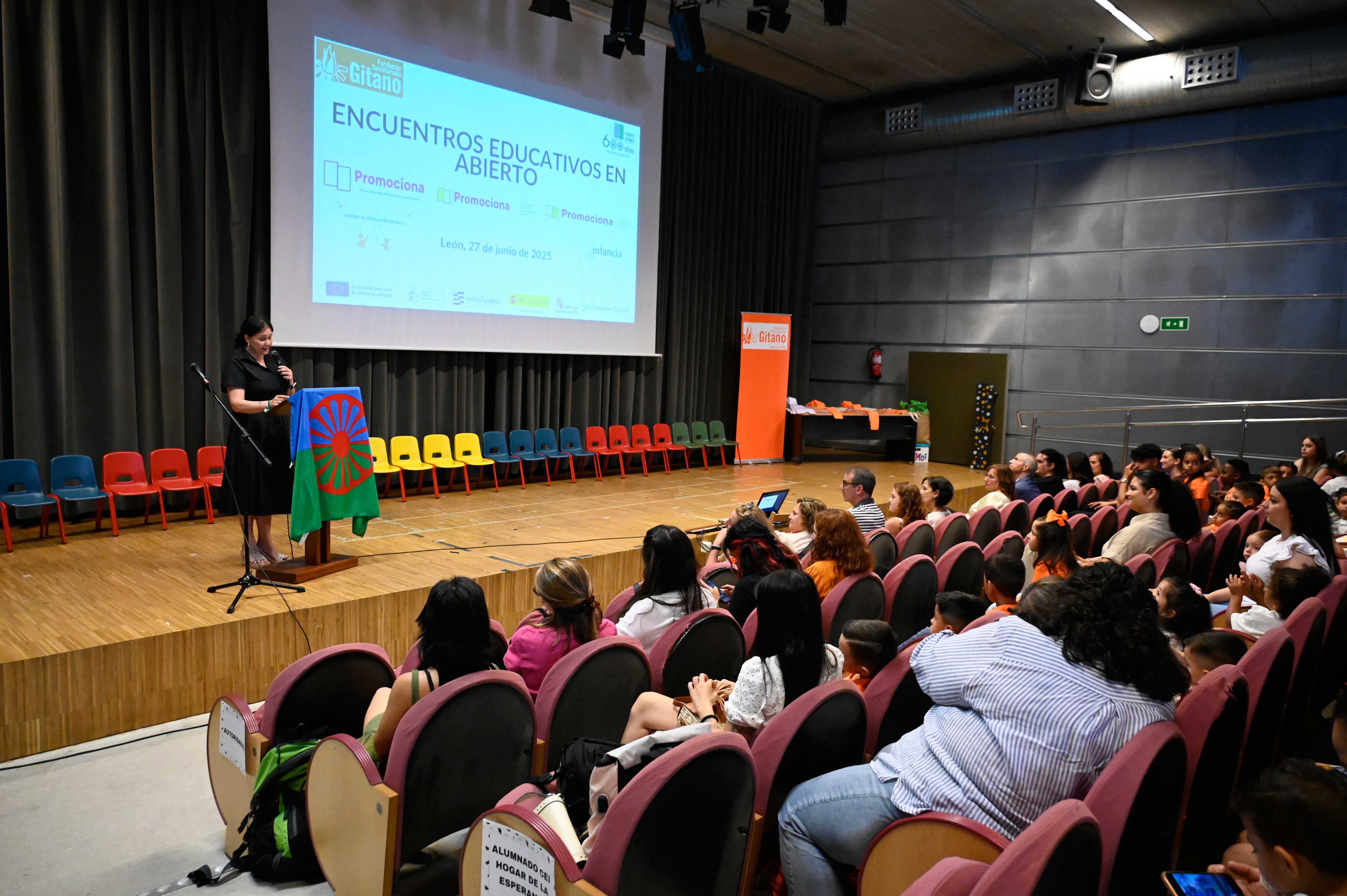 Un instante del acto de graduación que se ha celebrado este viernes. | SAÚL ARÉN