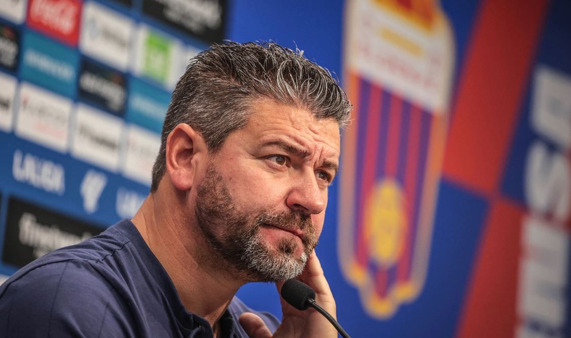 Fer Estévez en una rueda de prensa con su anterior club. | Eldense