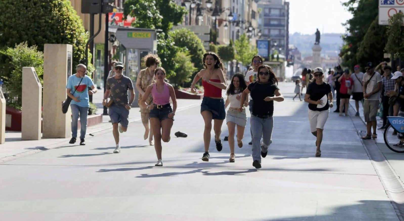 Carrera de tacones en la avenida Ordoño II de León. | FERNANDO OTERO