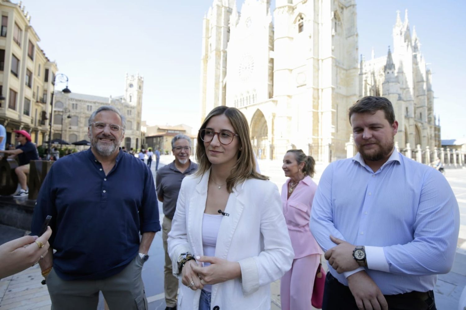 Júlia Calvet con los representantes provinciales de Vox. | FERNANDO OTERO