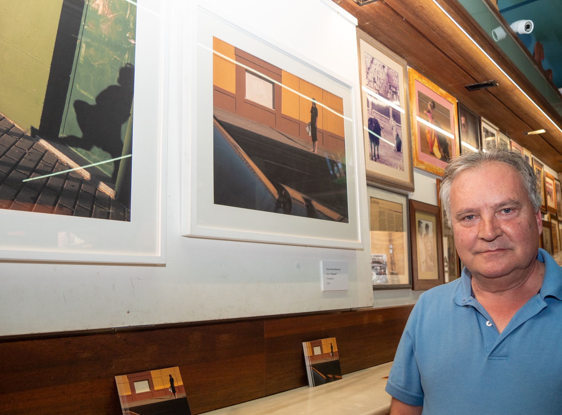 Óscar García Bárcena junto a las imágenes del Camarote Madrid. | VICENTE GARCÍA