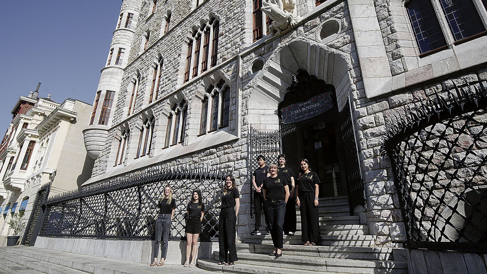 El equipo de guías del Museo Casa Botines de Gaudí cuenta con una edad media de 26 años y la mayoría de sus miembros son mujeres. | FERNANDO OTERO