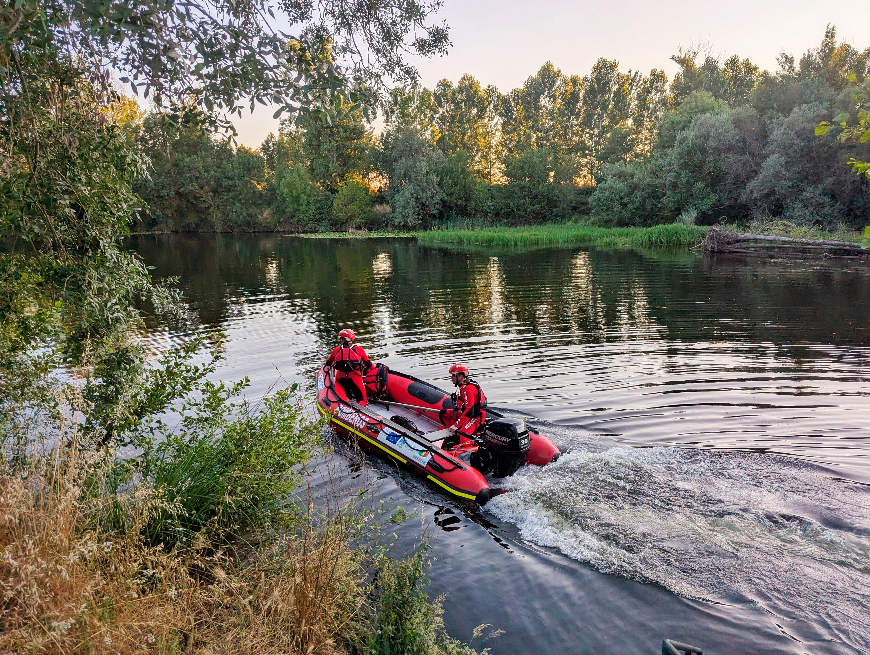 Labores del rescate del joven ahogado en un río de Salamanca. | ICAL
