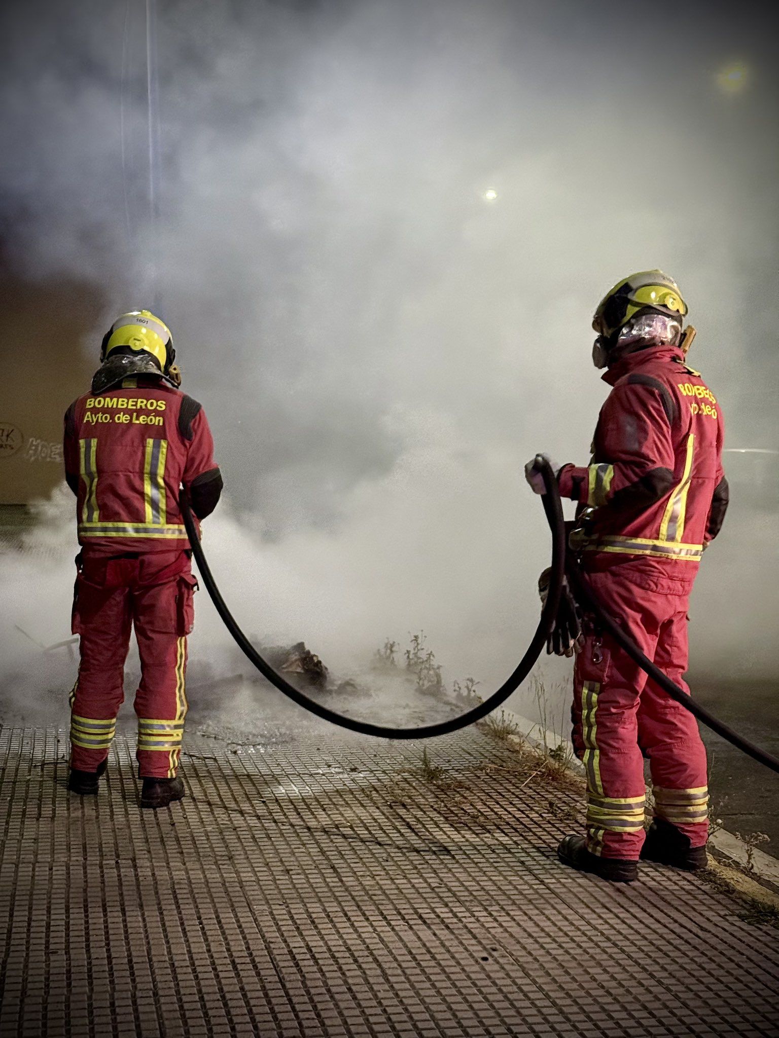 Bomberos del Ayuntamiento de León sofocando las llamas en una imagen de archivo. | BOMBEROS AYTO. DE LEÓN Bomberos del Ayuntamiento de León sofocando las llamas en una imagen de archivo. | BOMBEROS AYTO. DE LEÓN