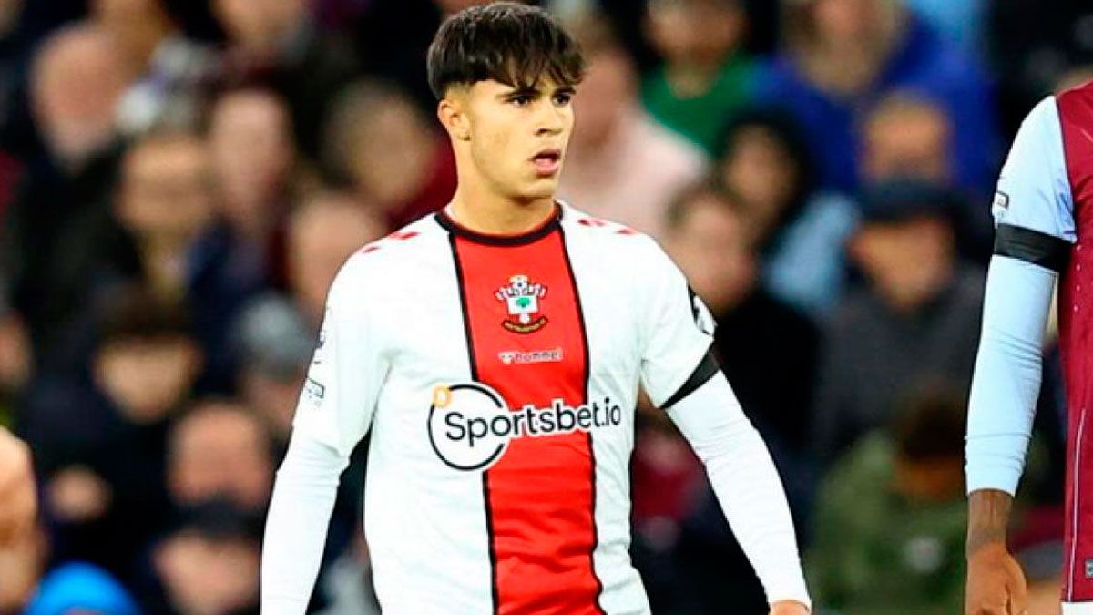 Larios, durante un encuentro con el Southampton. | ELMUNDODEPORTIVO