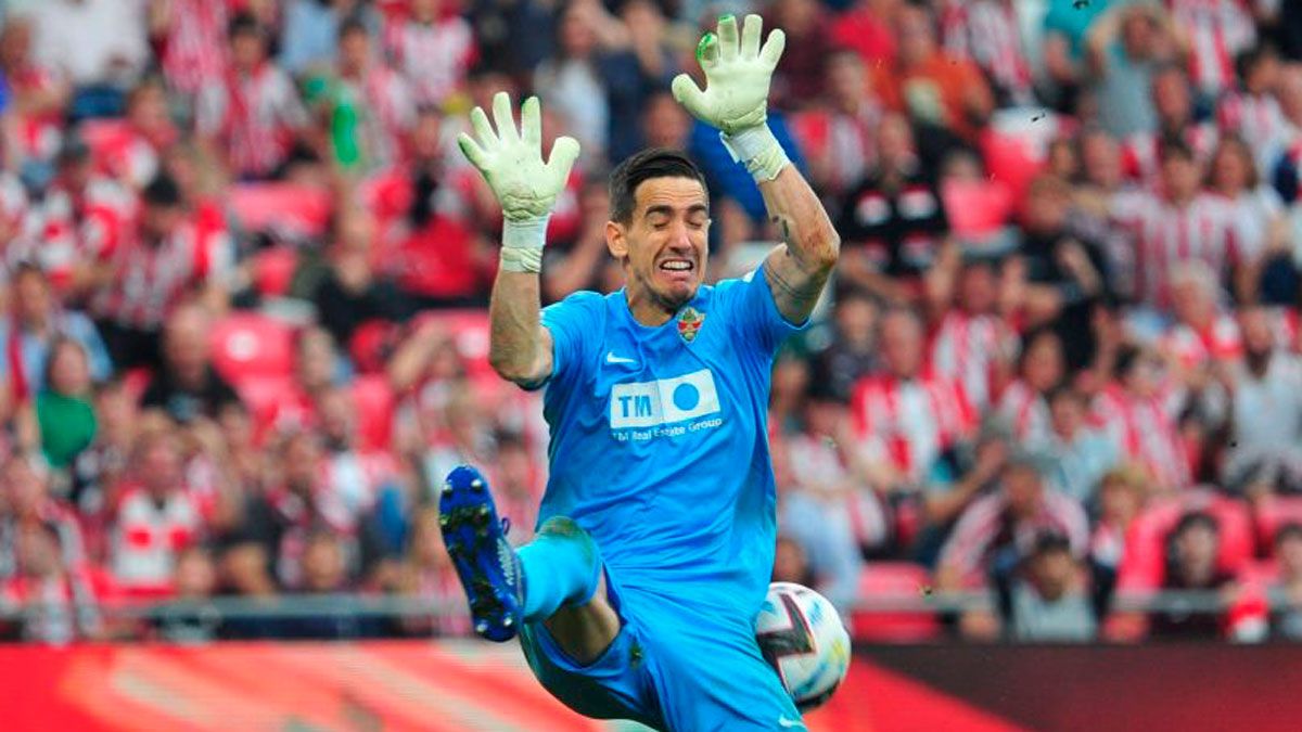 Édgar Badía hace una parada con el Elche. | LALIGA