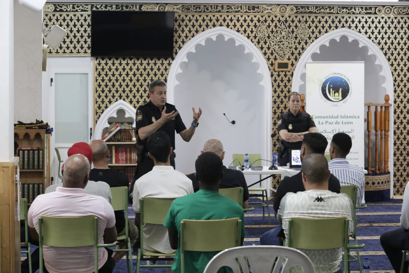 Charla de la Policía Nacional en la mezquita grande de León. | FERNANDO OTERO