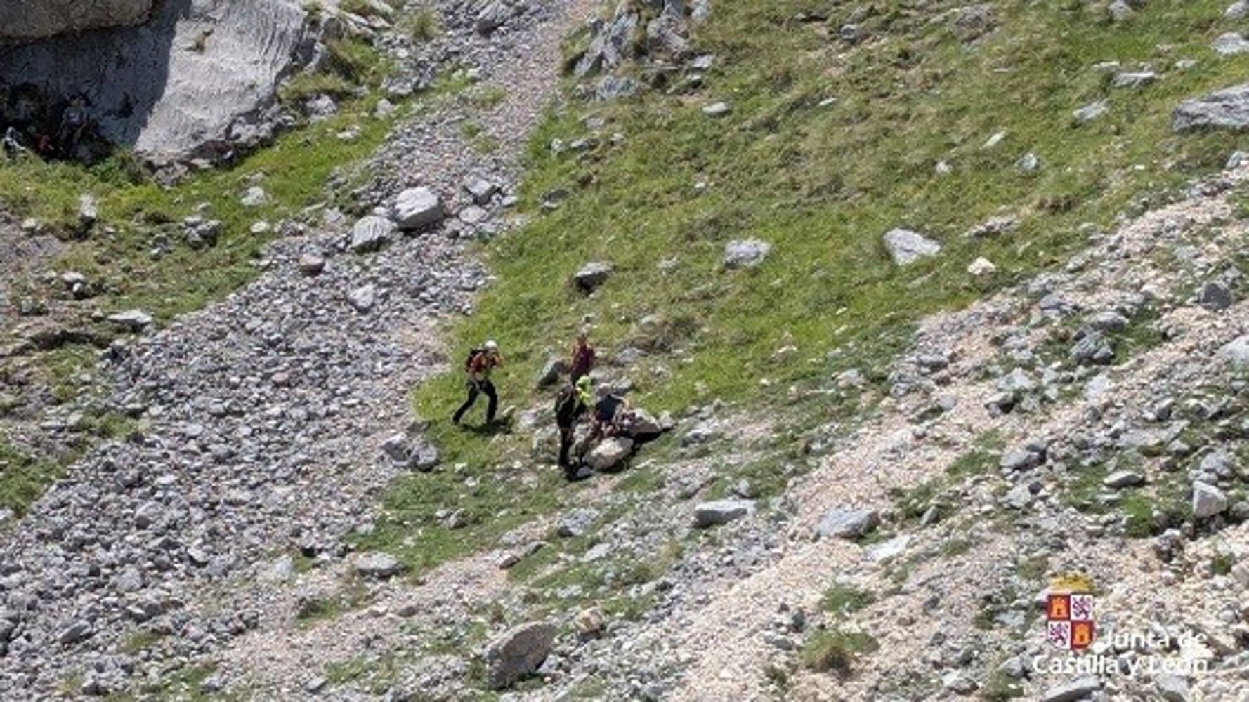 Rescatan a un montañero de 69 años deshidratado en una ruta por Picos de Europa | 112 CyL