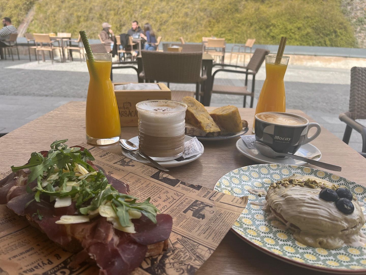 Terraza de La Barbacana, con vistas al Castillo. 