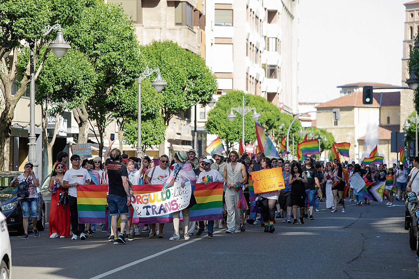 La manifestación del Orgullo llenó León de banderas arcoíris y mensajes en defensa del colectivo. | FERNANDO OTERO