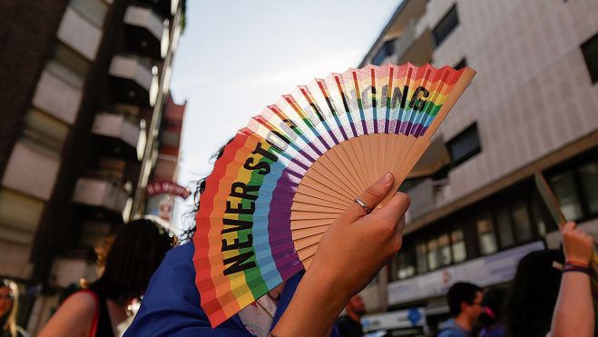 orgullo leon abanico