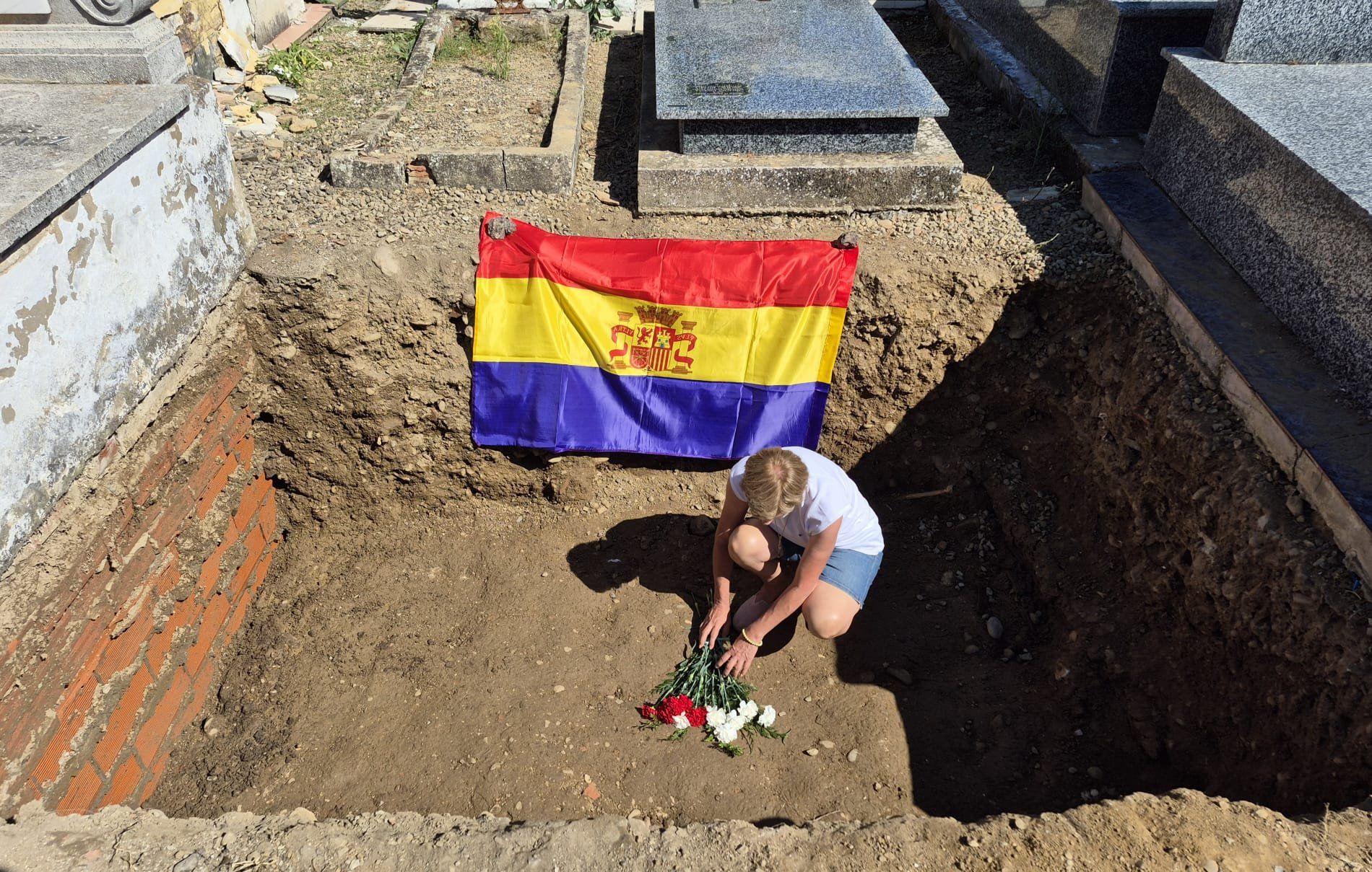 Una bisnieta de uno de los asesinados les coloca unas flores. | ARMH Una bisnieta de uno de los asesinados les coloca unas flores. | ARMH