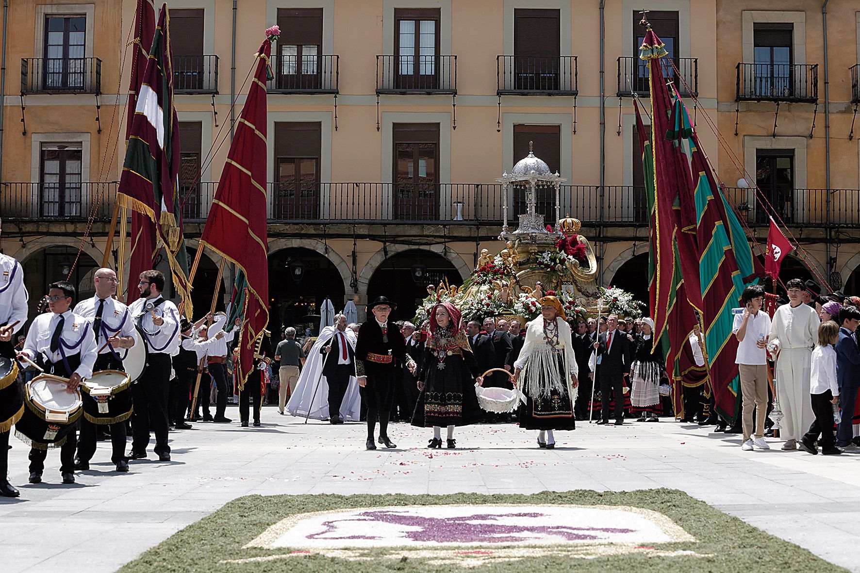 La procesión del Corpus Chico discurrió por las calles del barrio de San Martín en una calurosa mañana de último domingo de junio. | FERNANDO OTERO