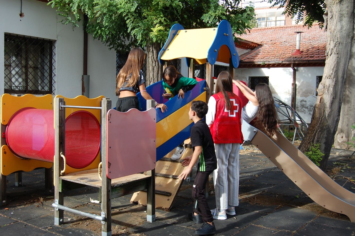 Niños y monitores de Cruz Roja disfrutan de una jornada de juegos al aire libre en la ludoteca de verano |L.N.C.
