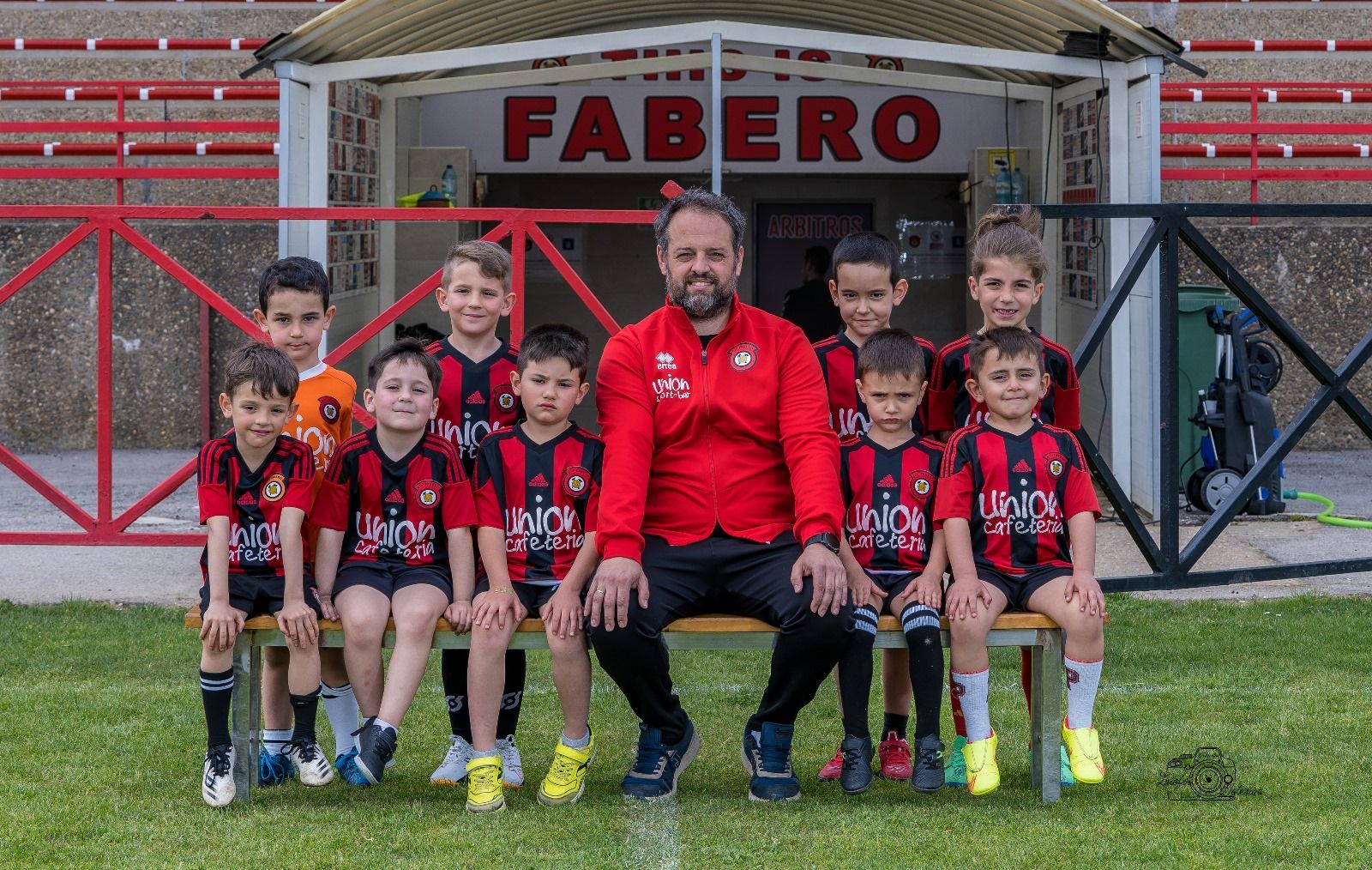 Así forma la Escuelas del CD Fabero, los más pequeños del club. LUIS FERNANDO