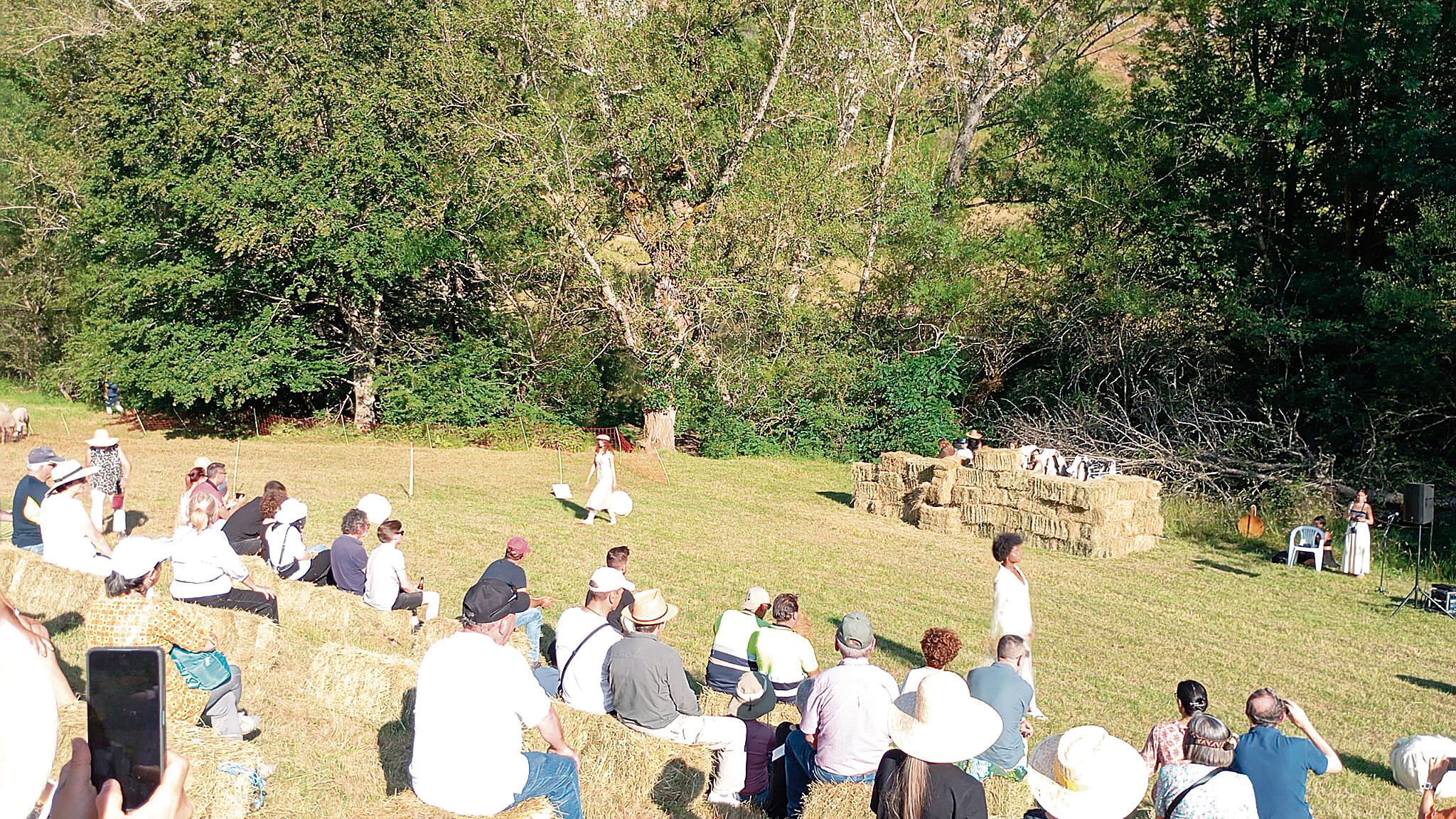 Las modelos salían de ‘un camerino’ de pacas de hierba y desfilaron ante los asistentes, sentados en otras pacas, en la era de Salamón. | WOOL FEST