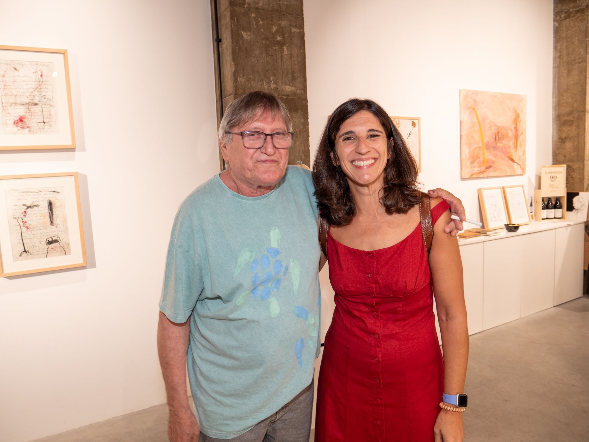 El artista y poeta Javier Fernández de Molina junto a su hija Elena durante la inauguración. | VICENTE GARCÍA El artista y poeta Javier Fernández de Molina junto a su hija Elena durante la inauguración. | VICENTE GARCÍA