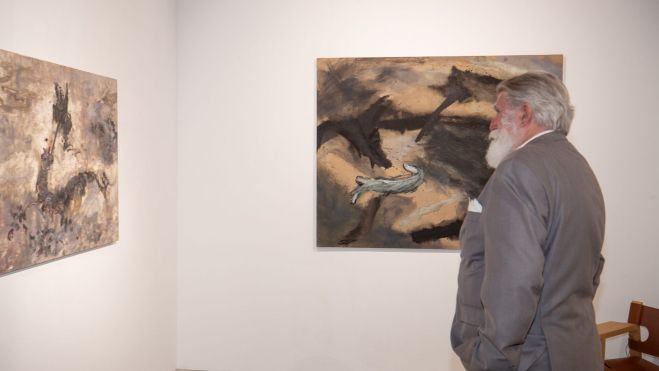 Contemplando la exposición.VICENTE GARCÍA Contemplando la exposición.VICENTE GARCÍA