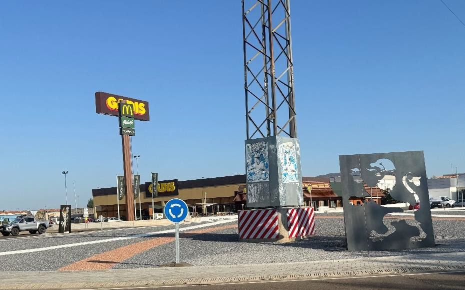 El PP denuncia la falta de zonas verdes en las nuevas rotondas y otras urbanizaciones recientes en León. | L.N.C.