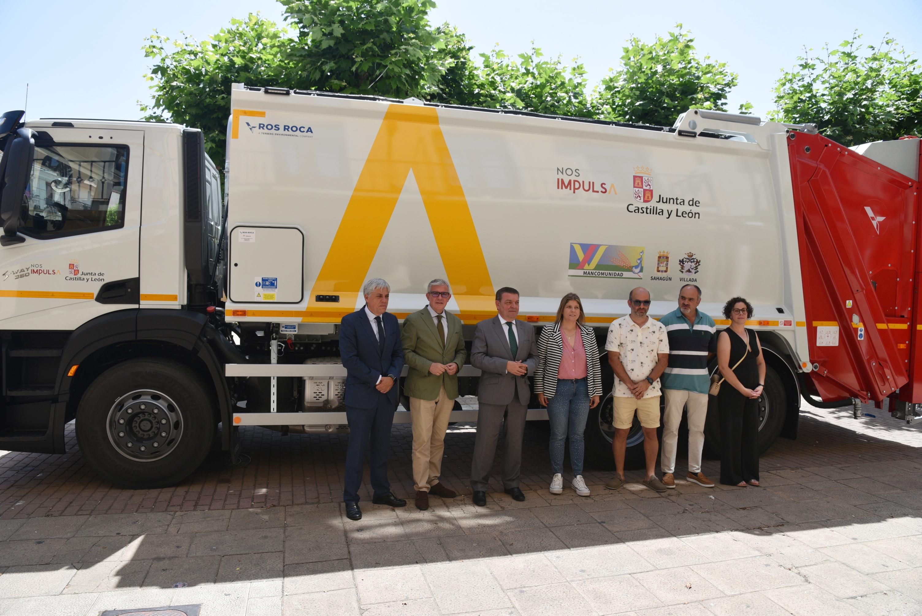 Un momento de la entrega del nuevo camión de recogida de residuos en Sahagún. 