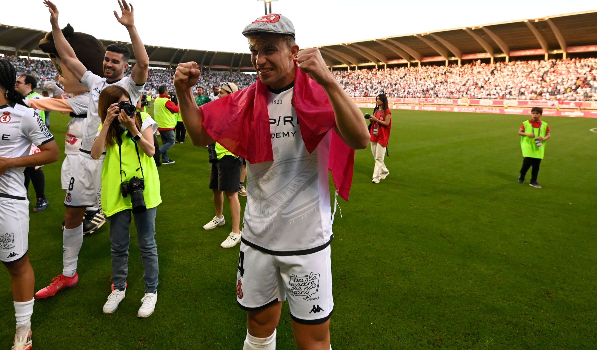 Rodri festeja el ascenso en el césped del Reino. | SAÚL ARÉN