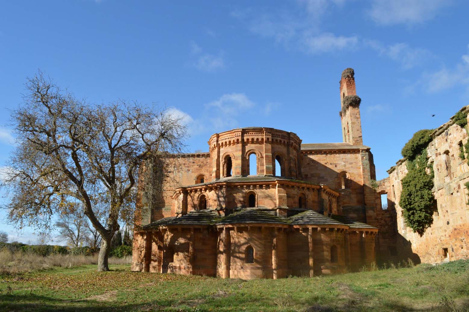 Vista exterior del ábside con sus tres niveles, algo muy poco común. | OLGA ORALLO