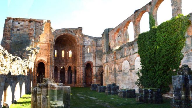 3. Vista de las tres naves, ábside al fondo. Moreruela 3. Vista de las tres naves, ábside al fondo. Moreruela