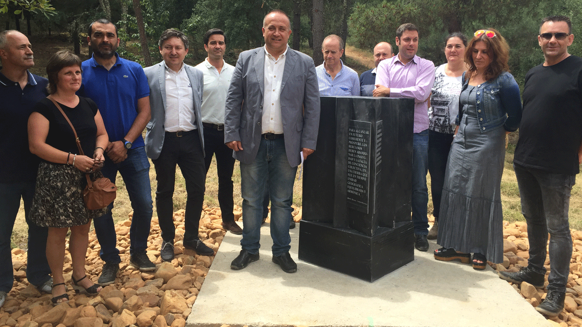 Sancedo acogió la celebración del 25 cumpleaños del Consejo Comarcal, con la colocación de un monolito. | L.N.C.