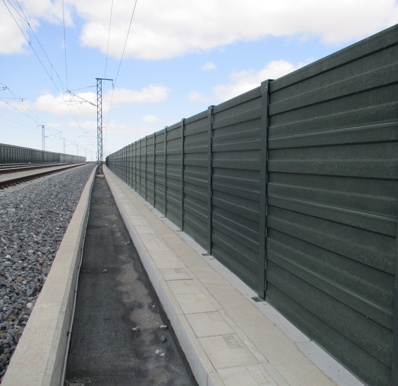 Adif instalará nuevas pantallas acústicas y de protección contra aves en León. | ADIF