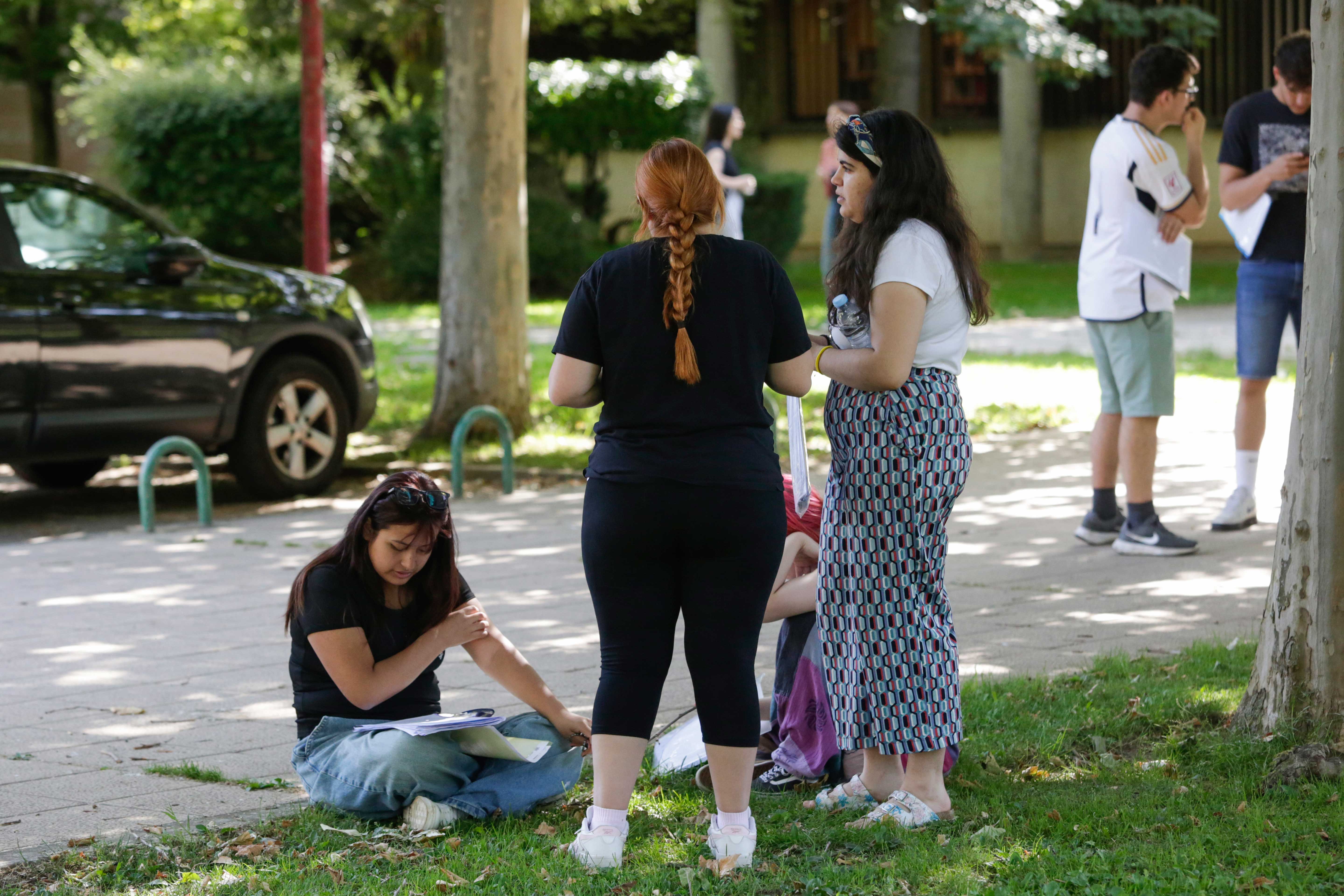 Un grupo de estudiantes apura el último repaso antes de la PAU. | FERNANDO OTERO